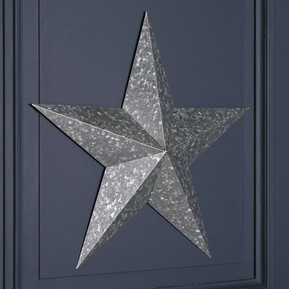 Metallic five-pointed star with a hammered surface for a stunning large metal decorative look